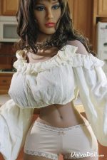 Milf Follando Con Una Muñeca Sexual - Ginni - Imagen 3