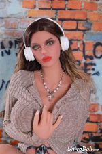 Anna Kendrick Con Muñeca Sexual - Mathilda