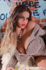 Anna Kendrick Con Muñeca Sexual - Mathilda - Imagen 12