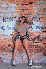 Anna Kendrick Con Muñeca Sexual - Mathilda - Imagen 2